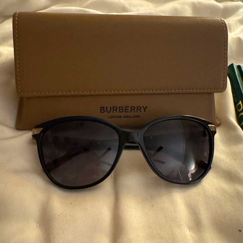 Burberry sunglasses B4216